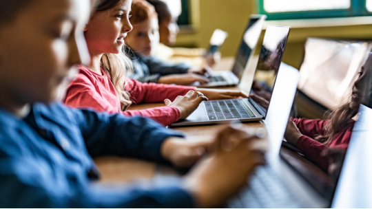 Aký notebook potrebuje študent? Sprievodca podľa veku a účelu