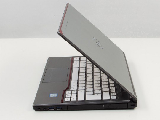 Fujitsu LifeBook E736 repasovaný notebook, Intel Core i5-6300U, HD 520, 4GB DDR4 RAM, 500GB HDD, 13,3" (33,8 cm), 1366 x 768 - 1526074 #4